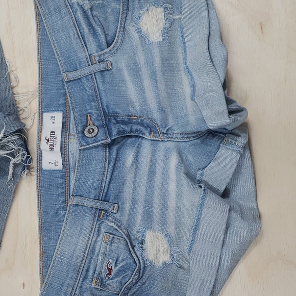 🎀🎀 2 pairs of Hollister jean shorts - Picture 2 of 12